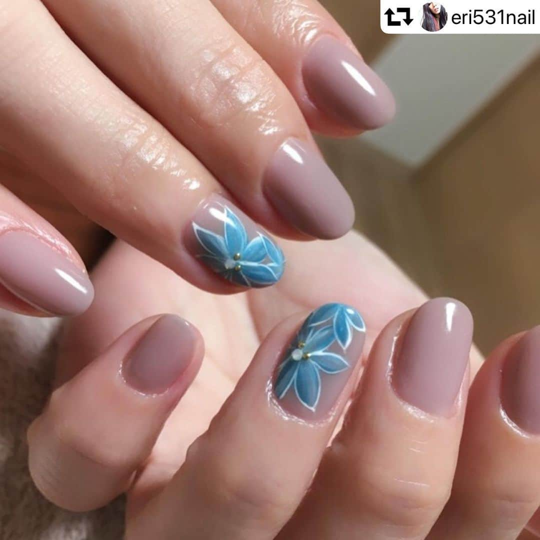 LEAFGEL PREMIUMさんのインスタグラム写真 - (LEAFGEL PREMIUMInstagram)「#repost @eri531nail ・・・ ・ 涼しげなフラワーアート ・ 使用カラー @leafgel_premium  903(ベース)、003、905 ・ #nail#ネイル#ジェルネイル#ネイルアート#ネイルデザイン#instagood#pregel#プリジェル#leafgel#リーフジェル#美爪#美甲#豊中ネイル#豊中ネイルサロン#北摂#自宅サロン#プライベートサロン#スワロフスキー#3Dビジュー#ビジューネイル#夏ネイル#夏デザイン#手描きアート#フラワーネイル#bule . #leafgelpremium #リーフジェルプレミアム #リーフジェル」7月19日 14時39分 - leafgel_premium