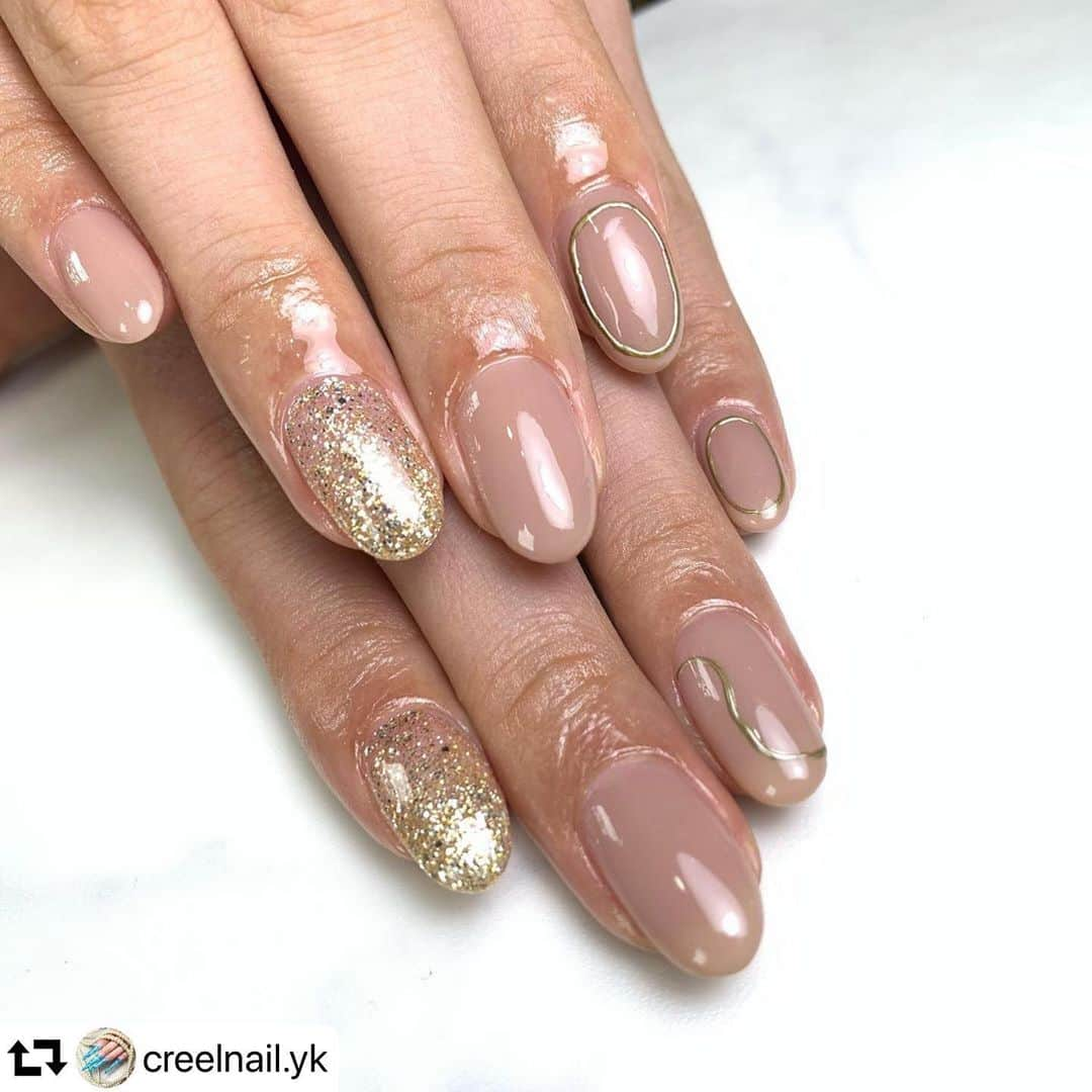 LEAFGEL PREMIUMさんのインスタグラム写真 - (LEAFGEL PREMIUMInstagram)「#repost @creelnail.yk ・・・ @leafgel_premium 902 が人気すぎるー😍😍 肌なじみ抜群カラー🤟🏼 大人なモードデザイン‪𐤔𐤔 .. .. .. #クレール #CreeL #パラジェル #パフェジェル #ネイルデダンス #フルーリア#リーフジェル  #スカルプ #ジェルネイル #米原 #彦根 #長浜 #ネイルサロン #ネイル #滋賀花嫁  #滋賀ママ #滋賀ネイルスクール #長浜ネイル #米原ネイル #滋賀ネイル #彦根ネイル #滋賀県ネイル #パラジェル滋賀 #滋賀県 #ネイルデダンスインストラクター .. .. .. .. −❤︎滋賀県北部(彦根･米原)駅から車で10分❤︎ −− .  ๑❁琵琶湖が一望できるプライベートネイルサロン❁๑ ⌖JNA日本ネイリスト協会認定講師 ⌖ネイルサロン衛生管理指導員 ⌖Nail de danceインストラクター ⌖SpaLuceエデュケーター .. . Simplё〜Gorgeous ⇇付け放題menu ✐ご予約、お問合せ、詳細はTOPリンクより☡.. .. . private nail salon creeL~クレール~ ◆ご予約はLINE または HPBで受付です◆ LINE : creel241 ホットペッパービューティー掲載中 アメブロ : http://ameblo.jp/creel-nail/ 営業時間 : 9時~18時(最終16時)定休日:日、祝日、その他不定休 . #リーフジェルプレミアム #leafgelpremium #leafgel」7月19日 14時33分 - leafgel_premium