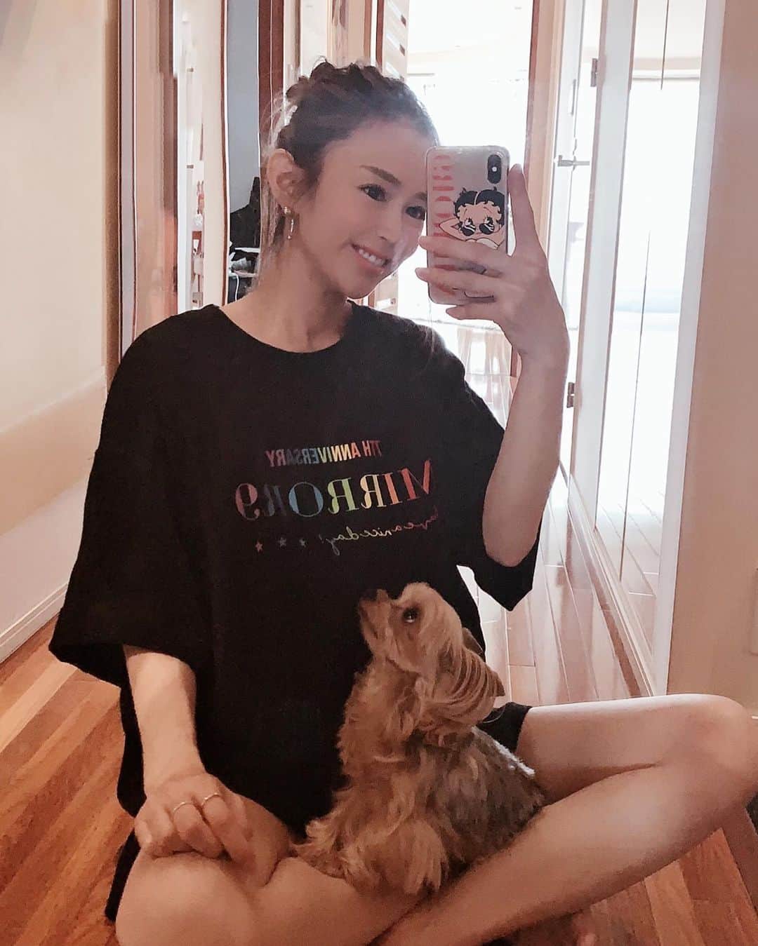 asami0510のインスタグラム：「出産報告に皆様温かいメッセージありがとうございます🕊🕊 新生活はまだ分からない事だらけでバタバタですが毎日娘の色んな表情が可愛くて癒される毎日👶💕💕 早く体力を戻さなきゃ💪 お腹とか骨盤とかこれオススメだよ情報あったら教えて下さいー🧐 こむたんは娘にはあんまり興味は無くそれより私にかまってアピールが凄いよw👀 #新生活 #産後 #こむたん #7thmirror9 #happylife」