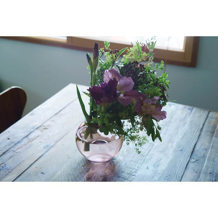 高山都さんのインスタグラム写真 - (高山都Instagram)「「雨の日の花しごと。」 ワタシは丁寧ではない。 細やかなという表現が似合う女になりたかったけど、たぶんずっと無理だろう。 でも、花しごとは、少しだけワタシに心の余裕と気づきと、バランス感覚を教えてくれた。 わざわざ雨の日に、いつもの花屋に出向く。 それが、ワタシが花を買う理由かもしれない。 この連載、声に出して読んでみる。 ラジオドラマのような質感も似合うんじゃないかと思った。 @andw_asahi で始まった #高山都の日々うつわ #2 よかったら読んでみてください。 写真 相馬ミナさん @minasoma  構成 小林百合子さん @yurippe25」7月19日 14時41分 - miyare38