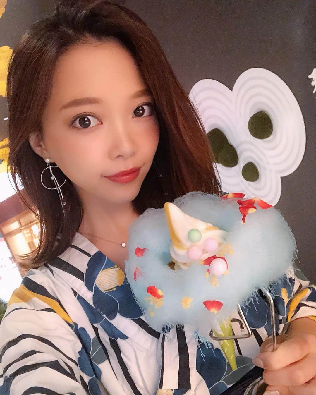 のインスタグラム：「♡ _  _  ずっと気になってて行ってみたかった  空庭温泉にいってきたよ😍💓♨ _ ➡ ♨ @solaniwaonsen ♨  _  _  まず浴衣に着替えて天空庭園さんぽして〜  茶店 小町茶屋の夏限定メニューの  雷雲ソフト🍦食べて〜🤤💓 _  かなり夏満喫！！(￣∀￣)🌺🐚笑  _  _  ほんでから7/20から開催される夏イベントの _ 【The GOEMON スプラッシュ!!】 【空庭ややこをどり】を  一足先に鑑賞してきたよ☺💓👀 _  _  The GOEMON スプラッシュ!!は  迫力すごくてめっちゃ楽しかった😂💕 _  _  _  しかも水鉄砲買ったら水かけ合戦に  参加できるねんて！😮💓🔫笑  _  空庭ややこをどりは  盆踊りのダンスショーやねんけど  普段見る機会ないから、本間に素敵やった☺💕🙏 _  _  _ 【弁天緑日】も20日からのイベントで  露店ゲームコーナーとか楽しいスポットが  いっぱいで、射的とか輪投げもあって  夏祭り気分で楽しかったぁ(￣∀￣)💕👘 _  _  1日でこんなに楽しめるのは  素敵すぎる😳👏💓🍦笑  _  _  弁天町駅からすぐで行きやすいし  またすぐ行こ〜👘☺❤ _  _  _ ♡  #PR #空庭温泉 #弁天町  #夏祭り  #夏フェス #solaniwaonsen  #温泉 #onsen」