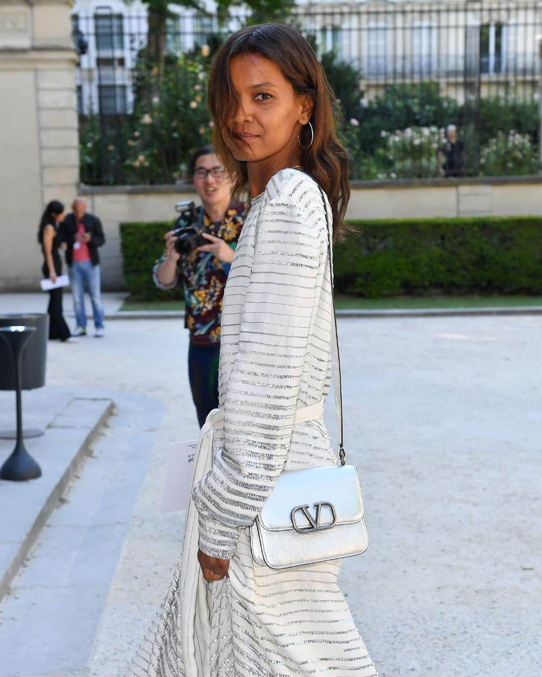 Valentinoさんのインスタグラム写真 - (ValentinoInstagram)「The Valentino Garavani #VSLING observed. @liyakebede wears the VSLING bag in metallic gray while in Paris.」7月19日 14時48分 - maisonvalentino