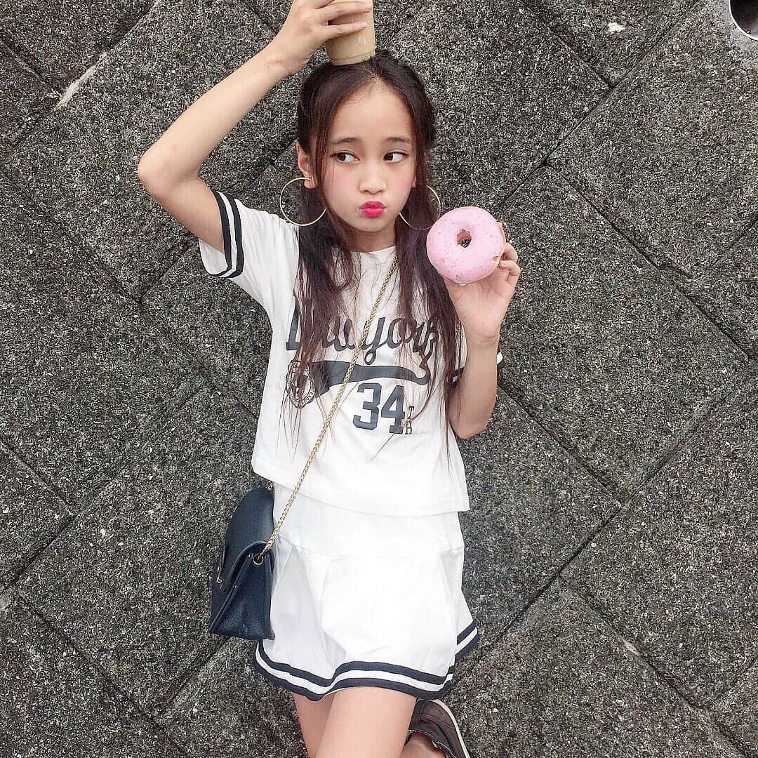 韓国子供服♡smilekids(すまいるきっず) さんのインスタグラム写真 - (韓国子供服♡smilekids(すまいるきっず) Instagram)「* * ☻ご覧頂き有難うございます☻ . . . 💛2019年春夏新作🍃💛 . . . . . ︎︎︎︎︎︎︎︎︎︎︎︎︎︎︎︎☑︎シンプルデザイン セットアップ完売しています😌 本日22時より再販売STARTします。 是非、GETしてください。 . . . . ダンスの衣装などにもオススメです♡ . .  7.500円以上お買い上げ頂いた方は 送料無料となります。 尚、購入後は、同梱などは 受付ておりませんのでご了承下さい。 . . . ♡着画model みゆうchan ☺︎smilekids 専属model☺︎ @miiiina0910 . . . . . 🆕新作、続々入荷中♪ webで販売しています♡ . . . . ————————————————— . . web shop http://smilekids888.com/で販売しています← —————————————————— ★ゆうちょ振込での購入も可能です★ web shopより、在庫を確認後  商品名、サイズ、カラーをDMにて 連絡頂けると幸いです☺︎ 確認後のお返事になりますので お時間を頂く場合があります。 在庫が少ない場合や再入荷の人気商品は 取り置きが難しい事があります。 ご了承ください🥺 . . —————————————————— ご購入してくださった方へ✉️ @smilekids888 をタグ付けして投稿して頂いた方を ストーリーにて紹介させて頂きます😍  さらに‥抽選で‥ 毎月、５名様にお買い物で使えるクーポンを プレゼント🎁致します☺️ . 1等‥1.000円OFFクーポン(2名様) 2等‥500円OFFクーポン(3名様) . 沢山のタグ付けをお待ちしています😍  ____________________________________ . . . . . . . ☻webshopには.Instagramプロフより リンクでとべます✈︎✈︎✈︎ http://smilekids888.com/ . #熊本ママ #山鹿 #webshop #韓国子供服 #格安#お洒落を発信 #熊本 #キッズコーデ #キッズ#キッズファッション  #ig_kids #kids_japan #親バカ部  #kjp_ootd #今日の服 #kidsfashion #プチプラコーデ  #プチプラファッション #mamagirl #リンクコーデ#ママリ#smilekids #３歳#４歳#５歳#春#新作#instalove」7月19日 14時49分 - smilekids888