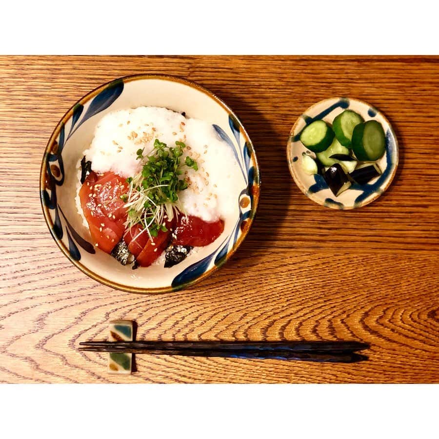 岡本あずささんのインスタグラム写真 - (岡本あずさInstagram)「. 沖縄でゲットしてきたやちむんを使ってパパッとご飯😊箸置き、器、全部やちむん！実はもっと買ったのだけど、また料理した時に載せるとします🤗マグロの山かけ丼と、きゅうりと茄子の浅漬け。簡単なものでもお気に入りの食器に盛れば楽しい時間になるね👏✨ 器 @yacchimoon  箸置き @gumaguwa #あずメシ #やちむん」7月19日 14時56分 - azusaokamoto_official