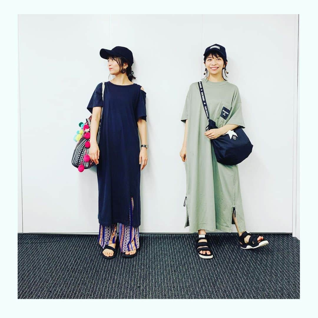 三倉茉奈さんのインスタグラム写真 - (三倉茉奈Instagram)「今日、佳奈と 私服がとても似ていた笑 #Tシャツワンピ #黒キャップ #スポーツサンダル #twins #双子 #ふたごコーデ」7月19日 14時51分 - mana_mikura_official