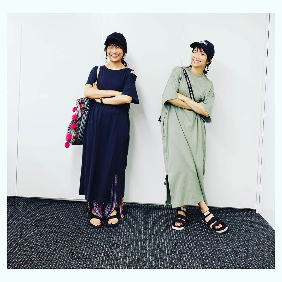 三倉茉奈さんのインスタグラム写真 - (三倉茉奈Instagram)「今日、佳奈と 私服がとても似ていた笑 #Tシャツワンピ #黒キャップ #スポーツサンダル #twins #双子 #ふたごコーデ」7月19日 14時51分 - mana_mikura_official