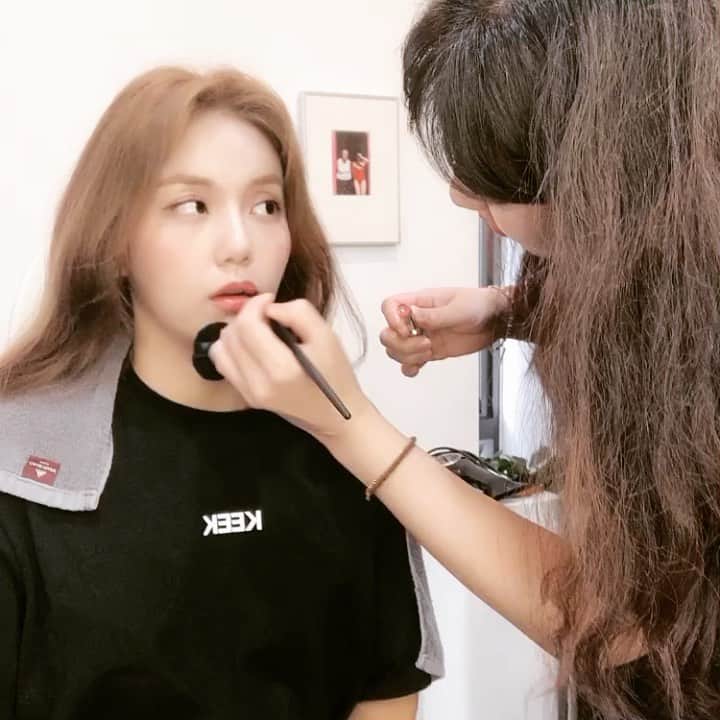 ヘジョンのインスタグラム：「반 수면 상태😴」