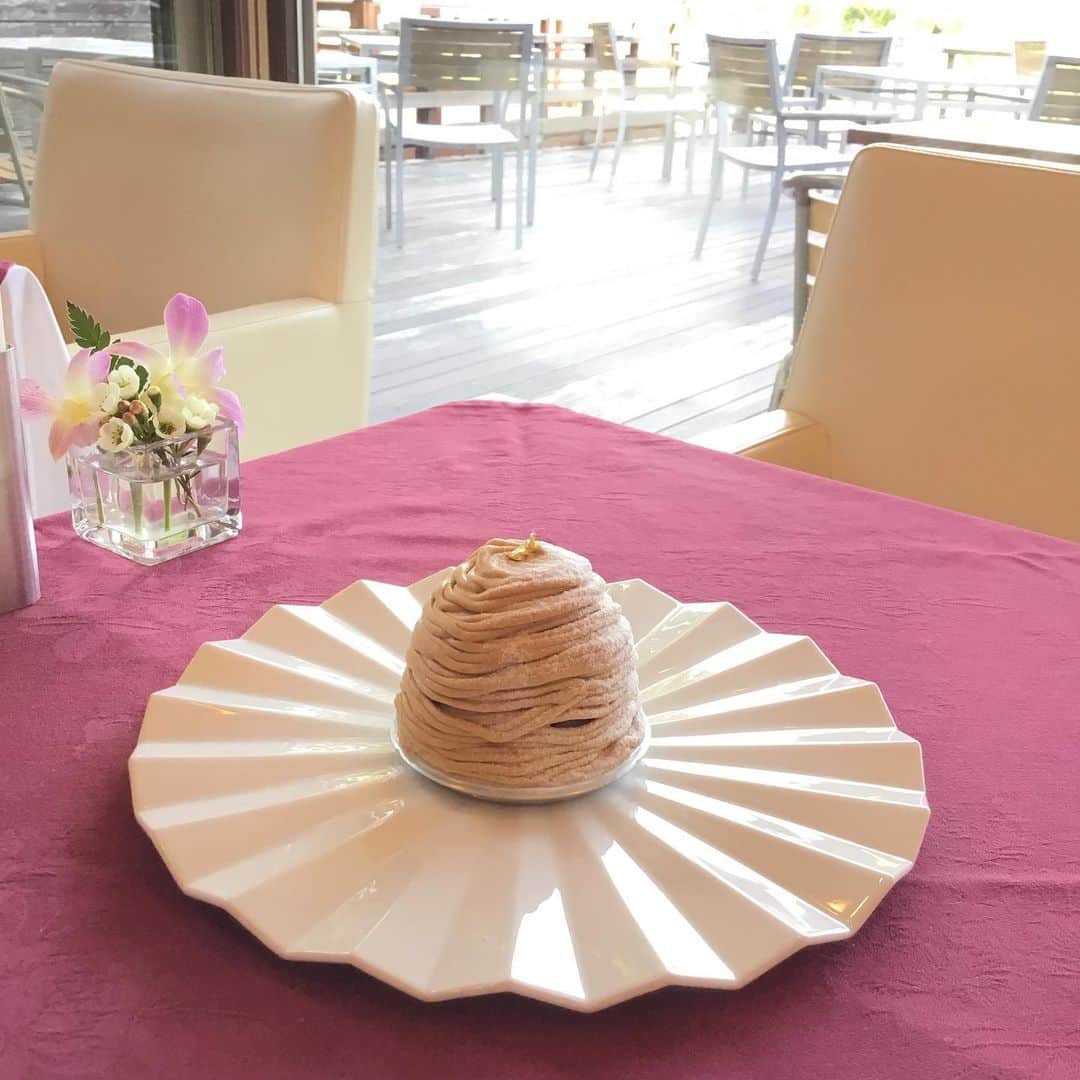 Salon de Royal Kyotoさんのインスタグラム写真 - (Salon de Royal KyotoInstagram)「皆様、こんにちは。いかがお過ごしでしょうか。  本日はケーキ『モンブラン』 をご紹介いたします。  和栗と洋栗のマロンクリームを使ったケーキです。 中はレモン風味の生クリームがたっぷり入っております。 なめらかなクリームの下には、さくっとした焼きメレンゲ生地が敷いてあり、軽い口当たりのケーキとなっております。  是非一度ご賞味下さいませ。  #サロンドロワイヤル京都店 #salonderoyalkyoto #京都風物詩#風物詩#鴨川#鴨川納涼床#納涼床#夏#カフェ#優雅なひと時 #ケーキ #百名店 . . #サロンドロワイヤル京都本店 #サロンドロワイヤル #京都 #京都スイーツ#ボンボンショコラ#京都カフェ#チョコレートショップ#ショコラトリー#パティスリー #チョコレート #チョコ #ショコラ #chocolate #chocolat #chocolatier#salonderoyal」7月19日 14時52分 - salon_de_royal_kyoto