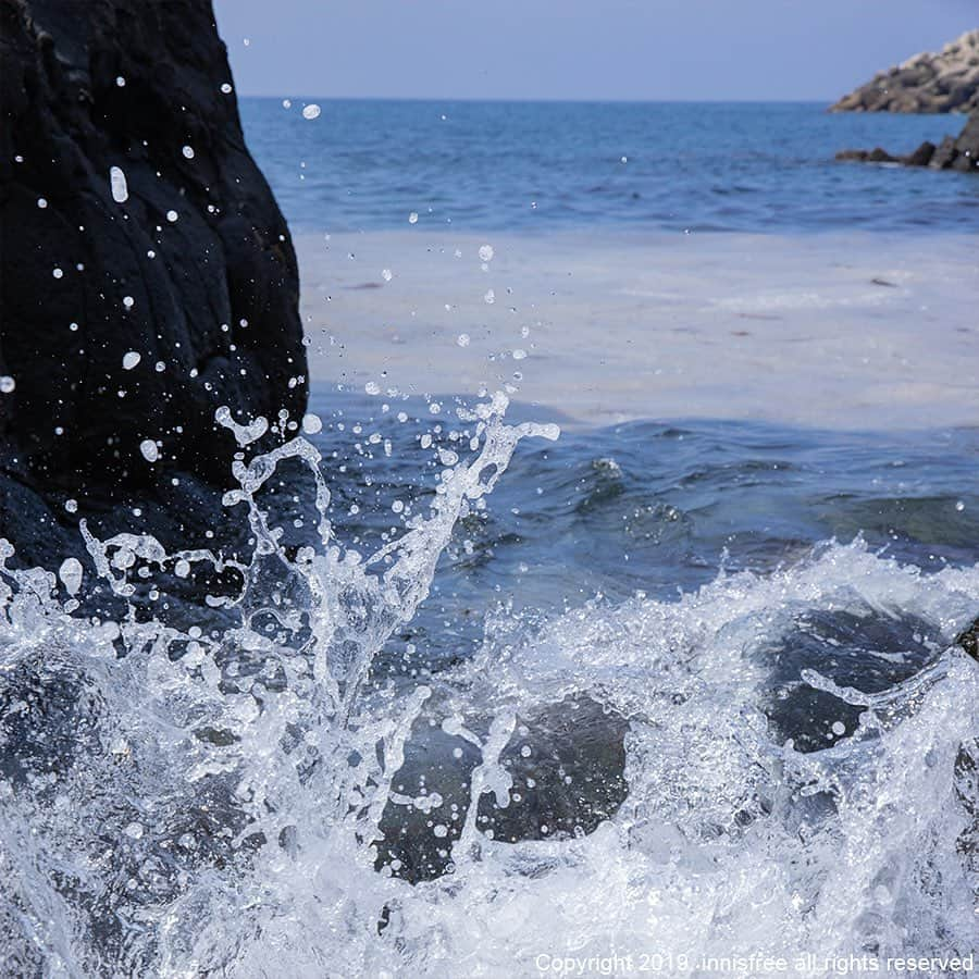 innisfree official (이니스프리) さんのインスタグラム写真 - (innisfree official (이니스프리) Instagram)「Ocean energy hidden within a powerful wave 🌊  힘찬 파도 속에 숨겨진 바다 에너지 🌊」7月19日 14時52分 - innisfreeofficial