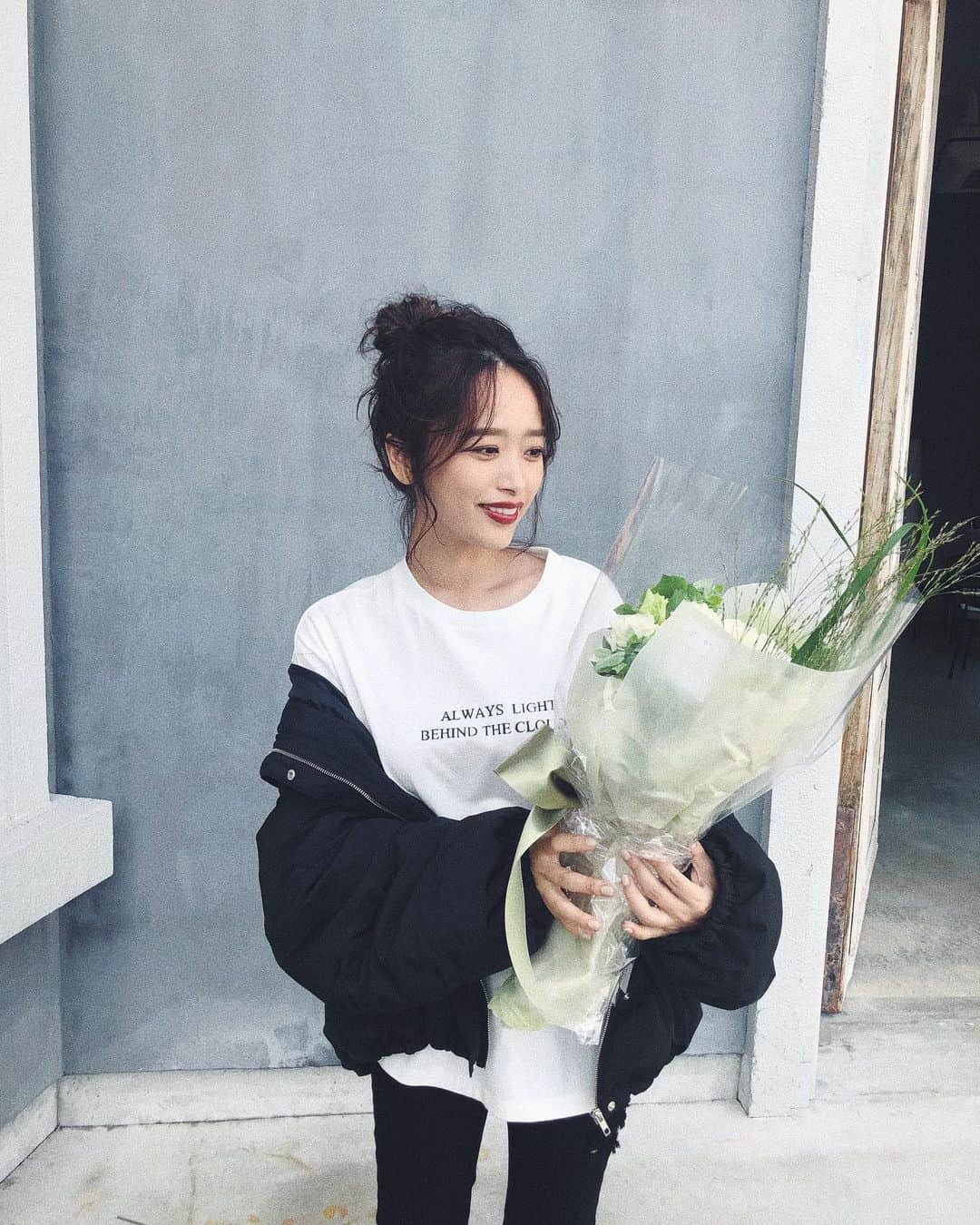近藤千尋のインスタグラム：「撮影終わりに 出産頑張ってね👶💗と… お花を頂きました😭💐 いつもあたたかい現場でお仕事 させて頂けることに感謝です。😢 ファッション撮影はもうすぐで 出来なくなってしまうけど… 体調と相談しながら来週からは、 ゆっくり働きます💓☺️ #７ヶ月」
