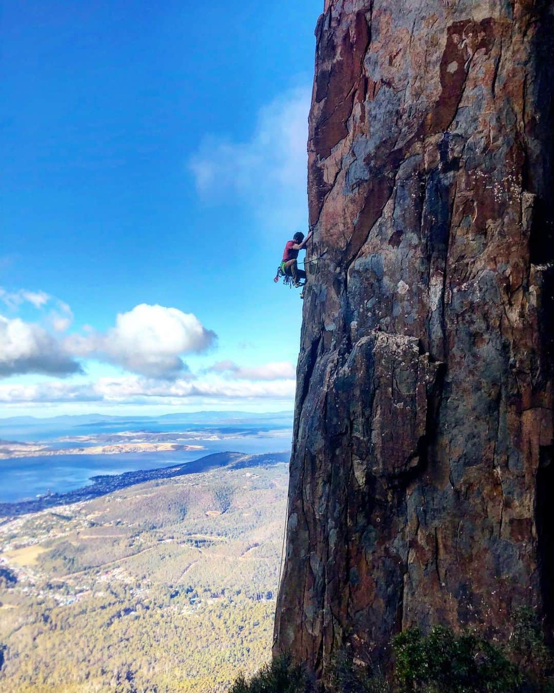 トミー・コールドウェルのインスタグラム：「Kevin and I had a really fun day up at the  pipes.  It’s not often that I get to climb on a kind of rock that I have never touched before. What a great setting! If you are in Hobart, come to our show tonight!」