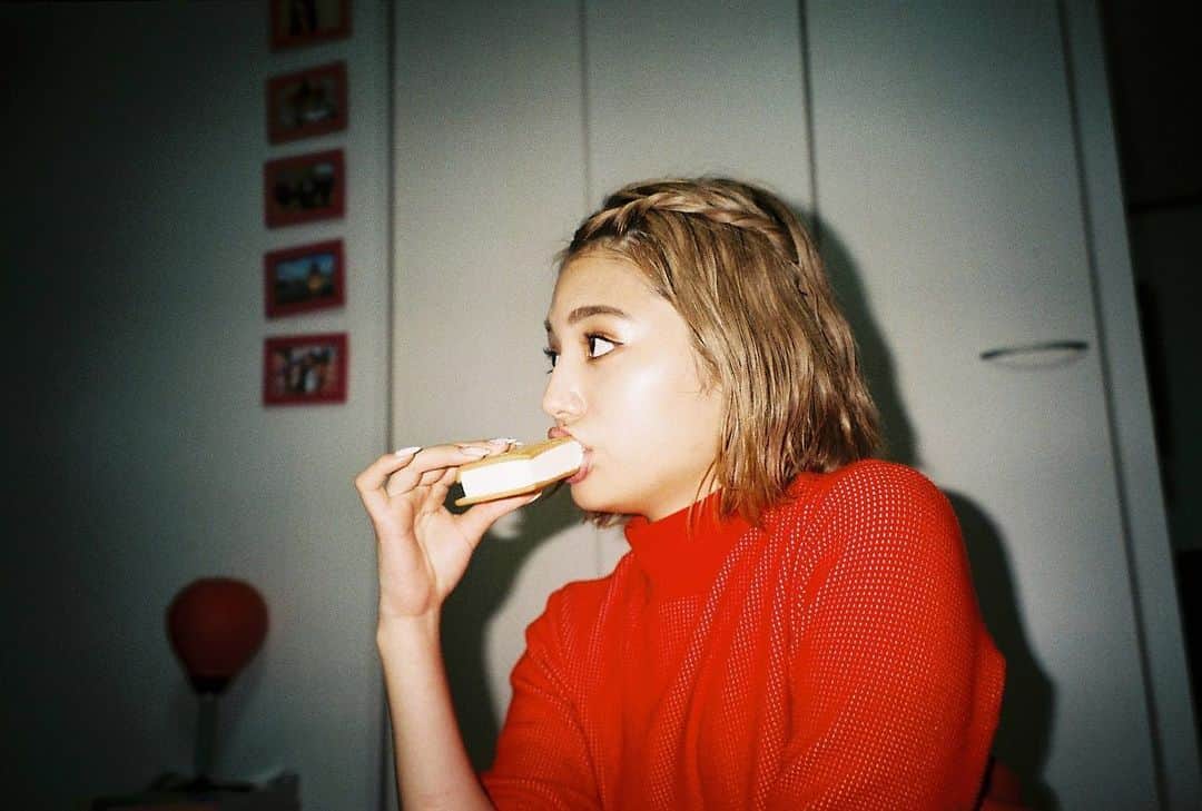 浪花ほのかのインスタグラム：「、 、 、  アイス食べてた不意のショット #film」