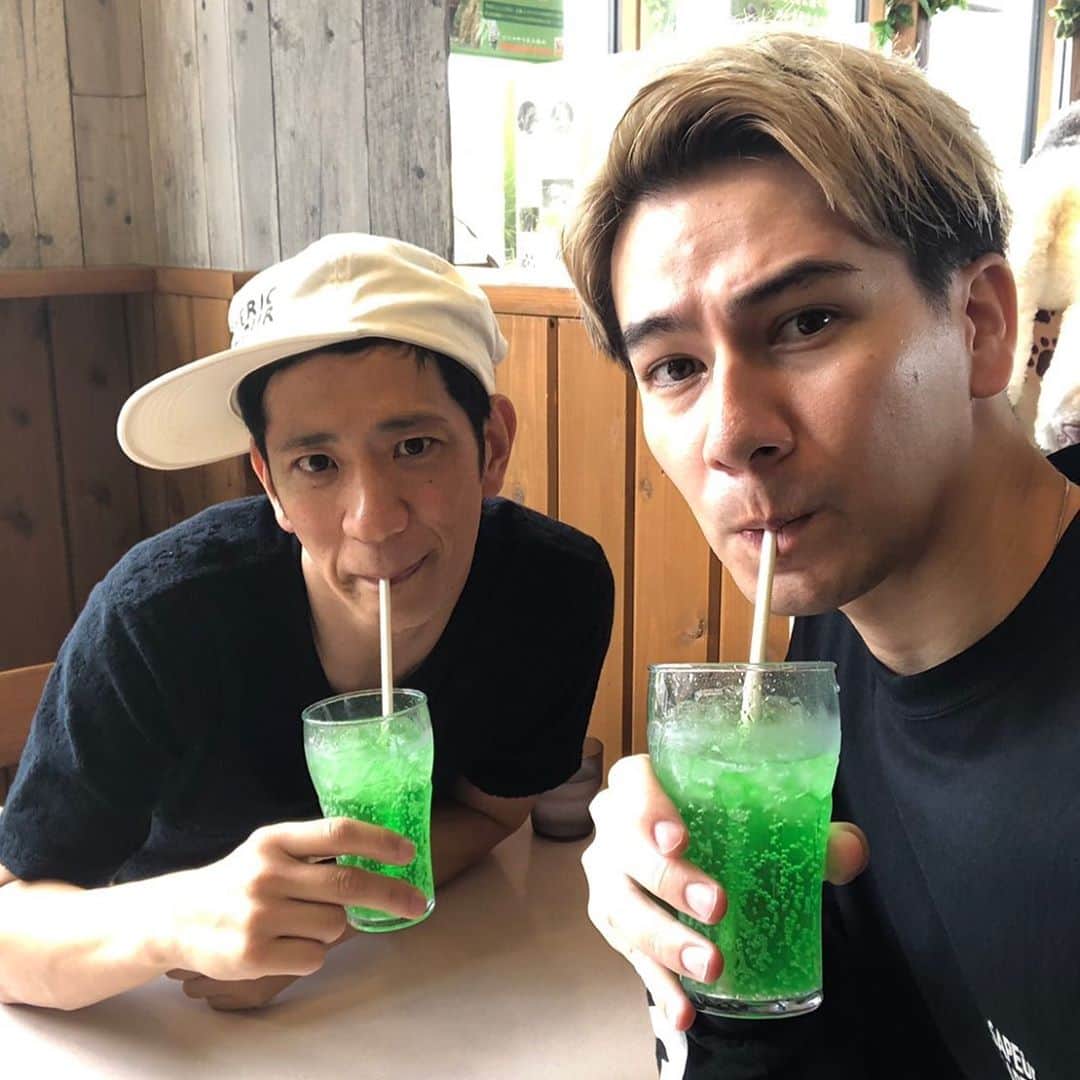 柴田英嗣のインスタグラム：「メロソ  #メロンソーダの事 #かたや44歳 #かたや34歳 #合わせて78歳のメロソ #朝からのロケで２人ともネムソ #Tシャツのカラーはオソロ #やまびこに乗ってカエロ #帰ってダーツナゲヨ #あっJOYおめでとう」