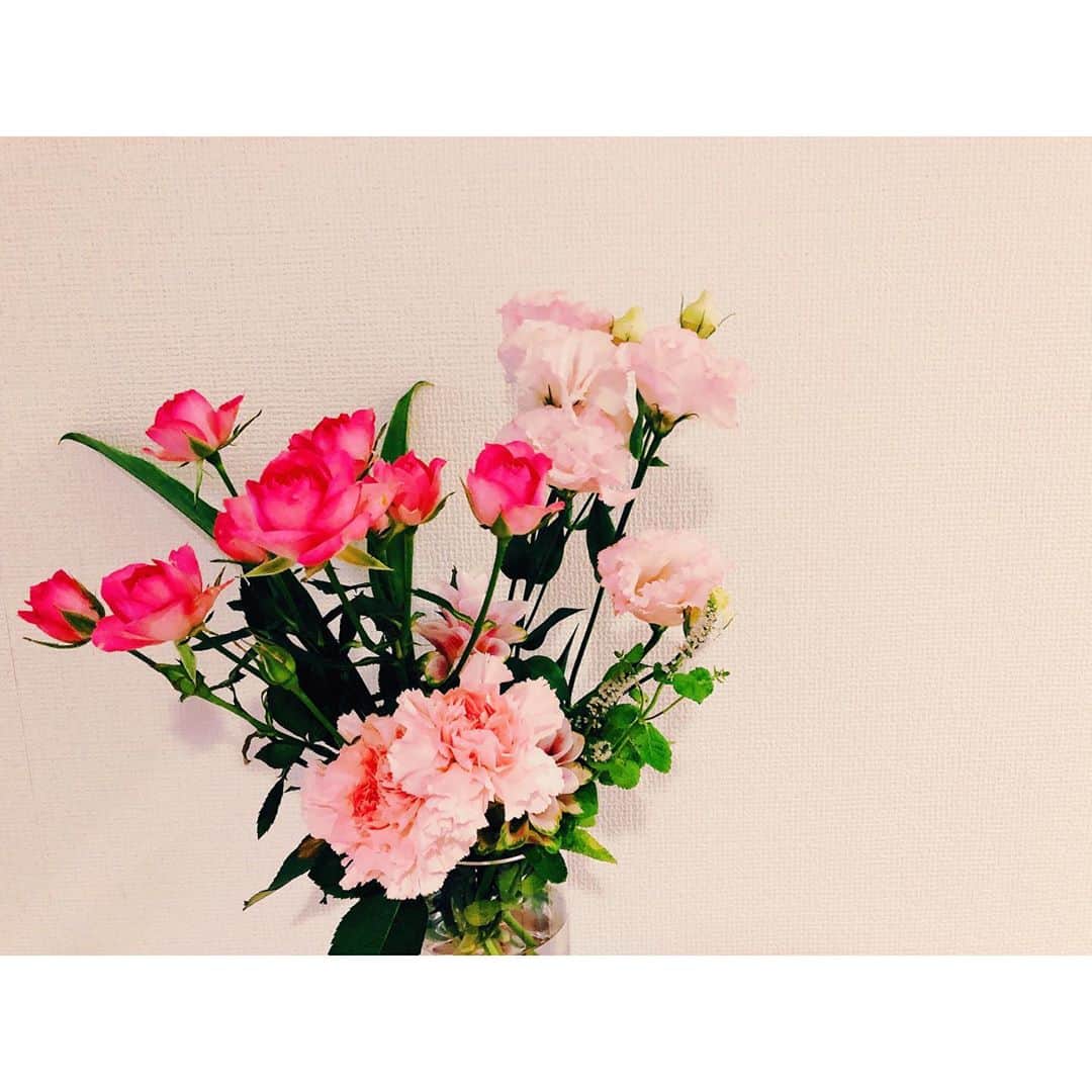 山本里菜さんのインスタグラム写真 - (山本里菜Instagram)「. . 今回はピンクをメインに オーダーしました🌷 . 素敵にアレンジ してくださいました☺️💐 . . #花 #フラワーアレンジ #花束 #カーネーション」7月19日 15時07分 - rinayamamoto_0622