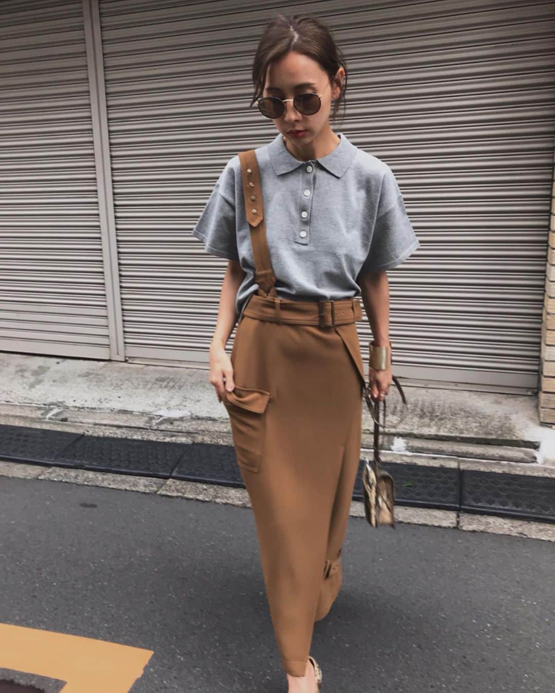 黒石奈央子さんのインスタグラム写真 - (黒石奈央子Instagram)「あめりふく . ONE SUSPENDER MILITARY SK ¥16600+tax 7/19 MINI KNIT POLO TOP ¥10100+tax 7/23 . ショートポロシャツ❤️ 普段ポロシャツあんまり着ないけどこれはショートで女らしくて好き😘 サスペンダースカートは今日から発売で既に残りわずかなのでお早めに！ .  @ameri_shinjuku @amerivintage @ameri_daikanyama @ameri.shinsaibashi #ameri#amerivintage #fashion #coordinate#ootd#outfit#osanposnap #705_outfit #大人ファッション #大人コーディネート #大人スタイル #modestyle #modefashion#modecasual」7月19日 15時23分 - blackstone705