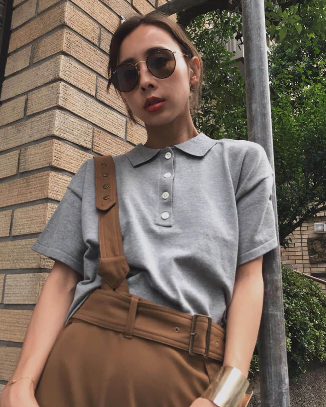 黒石奈央子さんのインスタグラム写真 - (黒石奈央子Instagram)「あめりふく . ONE SUSPENDER MILITARY SK ¥16600+tax 7/19 MINI KNIT POLO TOP ¥10100+tax 7/23 . ショートポロシャツ❤️ 普段ポロシャツあんまり着ないけどこれはショートで女らしくて好き😘 サスペンダースカートは今日から発売で既に残りわずかなのでお早めに！ .  @ameri_shinjuku @amerivintage @ameri_daikanyama @ameri.shinsaibashi #ameri#amerivintage #fashion #coordinate#ootd#outfit#osanposnap #705_outfit #大人ファッション #大人コーディネート #大人スタイル #modestyle #modefashion#modecasual」7月19日 15時23分 - blackstone705