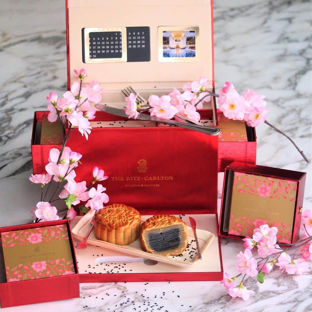 のインスタグラム：「Never too early for mooncakes especially baked version with my favourite black sesame filling! 😍 @ritzcarltonmilleniasingapore launches the all NEW Baked Black Sesame Lotus Mooncake that is so intense yet not overly sweet ❤️ just scroll and drool and the GENEROUS filling! 🤩 the gorgeous red box is specially designed to repurpose a desk stationery box, with a magnetic desk calendar, miniature photo frame, and three-slot pen holder!  Enjoy 25% savings if u order before 21 July this Sunday for all online purchases at www.rcmooncake.com.sg • • • #sgeats #singapore #local #best #delicious #food #igsg #sgig #restaurant #exploresingapore #eat #sgfoodies #gourmet #yummy #yum #sgfood #foodsg #burpple #exploresingapore #beautifulcuisines #bonappetit #instagood  #eatlocal #dessert #desserts #mooncake」