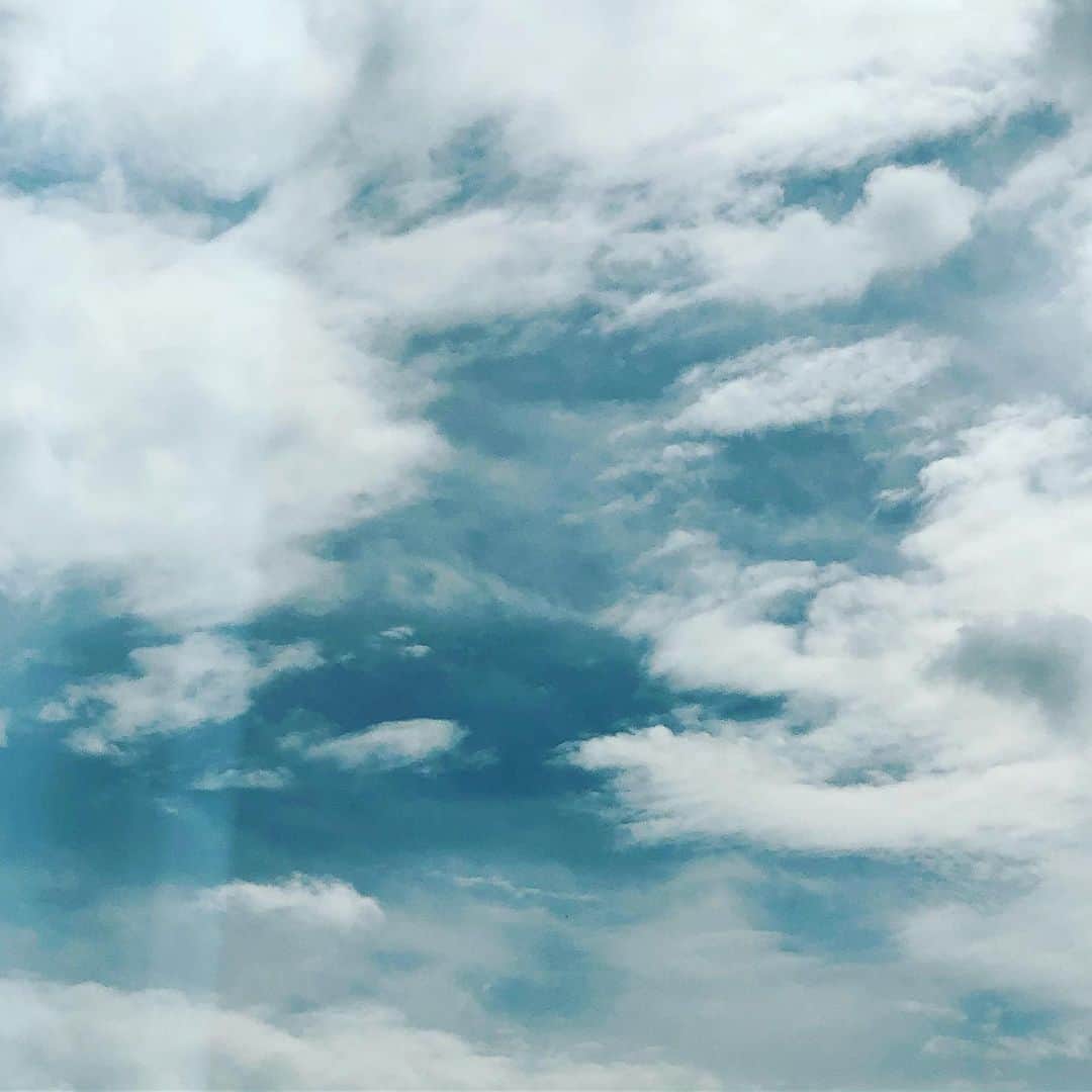 古市憲寿さんのインスタグラム写真 - (古市憲寿Instagram)「梅雨の真っ只中の東京が晴れている。#天気の子 すごいね。ちなみに#百の夜は跳ねて のラストも、ちょうど今日でした。」7月19日 15時40分 - poe1985