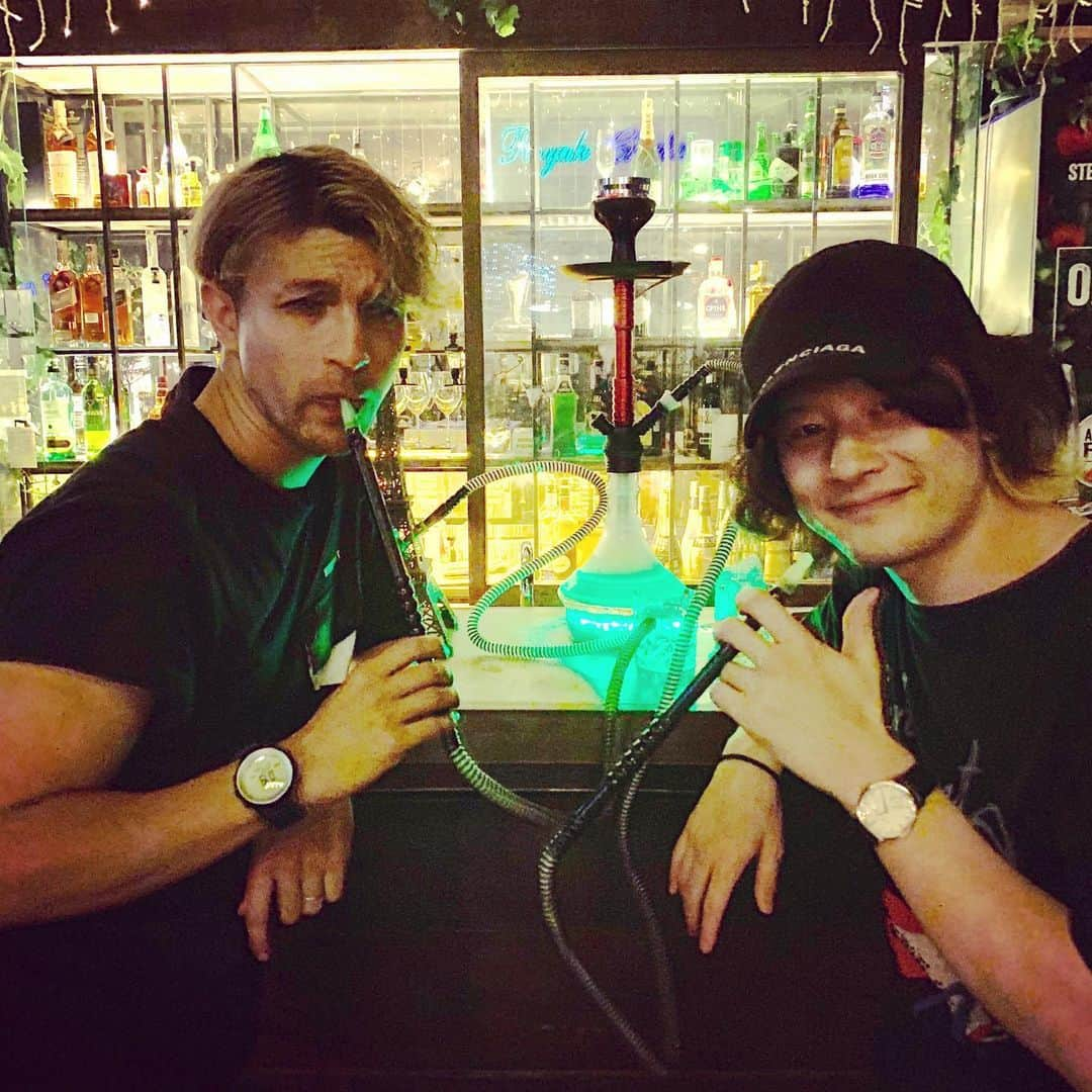 磯部寛之さんのインスタグラム写真 - (磯部寛之Instagram)「Enjoyed whiskey and Shisha last night. Everyone in KL have been treating me so nicely, I’m loving the people and atmosphere of the city. See you all tonight! Hiro 昨夜はウィスキーとシーシャを楽しんでました。クアラルンプールの皆さんには本当に良くしてもらっていて、人も街の雰囲気も大好きです。今夜はライブ楽しんじゃいましょう◎ ひろ #alexandros #sleeplessinbrooklyn #sleeplessinkualalumpur #kualalumpur #kl #bentleymusicauditorium #シーシャ #ウィスキー #jameson #jamesonwhiskey #良い夜 #写真 #2枚目 #リアド偉武 #撮影 #さすが」7月19日 15時32分 - hiro_isobe_alexandros