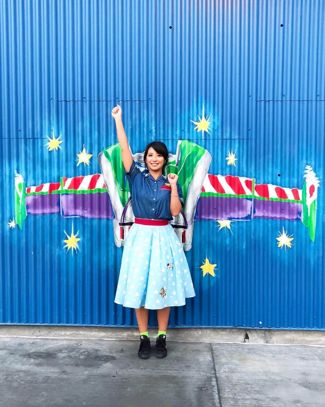 矢部あやのインスタグラム：「To infinity and beyond!! ・ #disneycaliforniaadventure #DCA #DCA2018 #pixarpierwall #pixarpier」