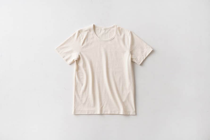 ヒラハルさんのインスタグラム写真 - (ヒラハルInstagram)「かたてぃーしゃつ はんそで 【KATA Tシャツ 半袖】 ・ 〔名詞〕 うなぎの寝床のオリジナル商品＜現代風もんぺ＞は、1つの型に様々な色柄の久留米絣の生地を合わせてバリエーションを生み出している。KATA Tシャツはその手法を応用し、1つの型に糸や編みを変えた生地を使用している。様々な着心地を体験できるコンセプトのTシャツとなっている。 ・ 〔メーカー〕yohaku×うなぎの寝床 ・ 〔材質〕綿100% ・ 〔サイズ〕SS、S、M、L、LL ・ 〔相方〕うなぎの寝床のもんぺ、tamaki niime のまきまき ・ 〔属性〕新入荷 ・ 〔対抗馬〕わざわざのリネンTシャツ ・ 〔わざわざ所有率〕 40% 発売まもないのにこんなに大勢が愛用中。一挙にわざわざを占拠中。 ・ 〔使い勝手〕季節や用途によって、生地の厚みや肌触りの違いで選ぶことができます。繰り返しのお洗濯にも安心な度詰めで編まれた丈夫な生地。キナリ、グレー、ネイビーの３色です。サイズはユニセックスの５サイズ展開で、様々な体型の方にフィットするTシャツです。 ・ 〔URL〕https://wazawaza.shop-pro.jp/?pid=142811041 ・ #newitem #パンと日用品の店わざわざ #わざわざ #wazawaza #うなぎの寝床 #yohaku #tamakiniime #わざわざで買えます」7月19日 15時36分 - wazawazapan