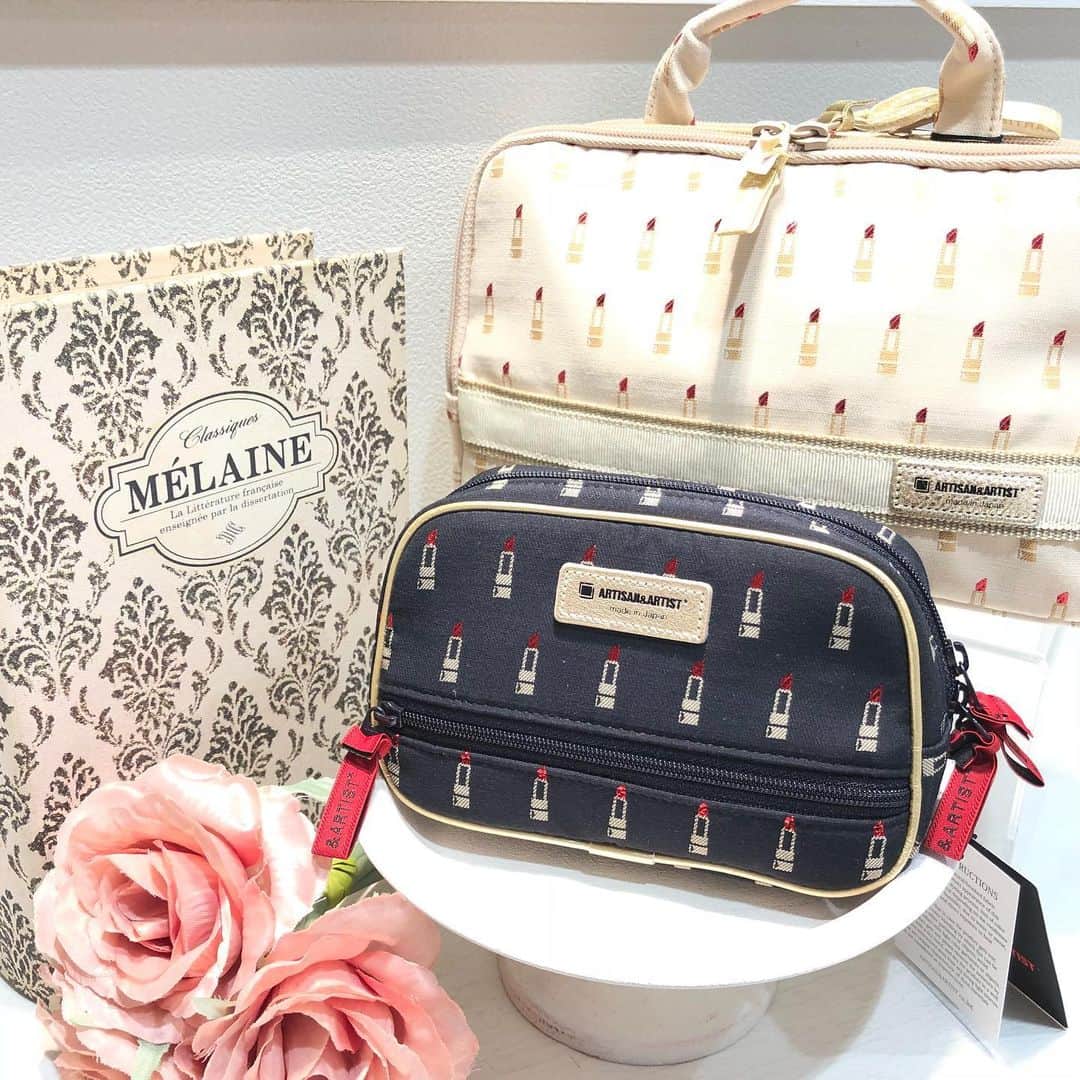 クレームエルージュのインスタグラム：「. ●小田急百貨店新宿店●  本日は、【ARTISAN&ARTIST】をご紹介いたします♡ 秋冬に限定で販売していた大人気柄のヴァリアント・ルージュが定番となりました！ 上品な青みがかったブラックカラーの上に、メタリックなラメ糸で織られたリップスティックとパイピングのゴールドカラーのアクセントが何とも言えない大人可愛いデザインです。  ホワイトクリームカラーベースのヴァリアント・ルージュ・エクリュは今夏限定カラーになっています。夏らしさを感じさせる軽やかな仕上がりです。  全て、プリントではなく、刺繍で施されているので丈夫でハゲることなく長く愛用できる商品です。  ぜひ、お試し下さいませ♪ 店頭にて皆様のお越しをお待ちしております♡  #小田急百貨店新宿店 #クレームエルージュ #cremeetrouge  #creme_et_rouge  #コスメ #cosme #ARTISAN&ARTIST #アルティザン&アーティスト #ポーチ」