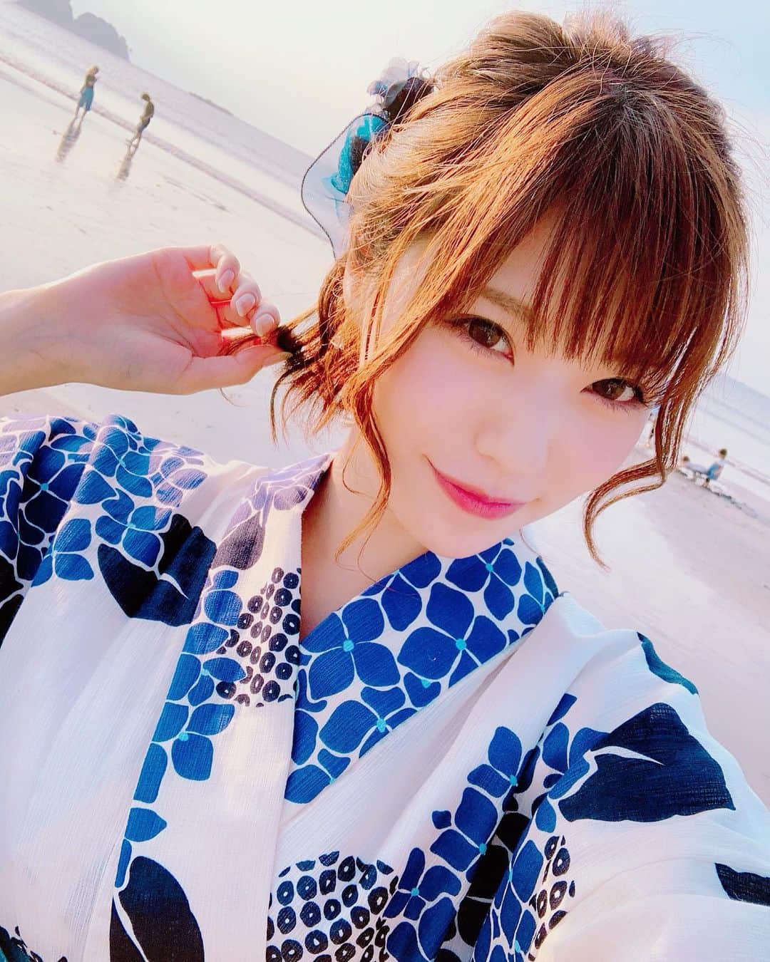みはとのインスタグラム：「夏ですねぇ👘 ・ ・ 鎌倉花火綺麗でした🎇 ・ #鎌倉花火大会 #花火 #海 #逗子 #浴衣 #数年ぶりに着ました #今日は暑いですね ・ 母に突っ込まれたので書いておく #浴衣の左右逆なのは自撮りだから  #左右反転してる」