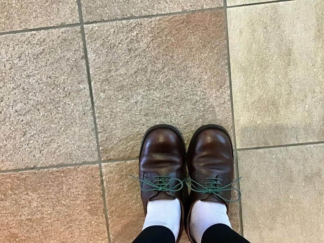 m.mowbrayさんのインスタグラム写真 - (m.mowbrayInstagram)「靴紐チェンジで気分るんるんです。 #trickers #quilp #shoerace #green #mmowbray #mowbray #shoecare #socks #purple#足元倶楽部 #あしもと倶楽部 #靴磨き#革靴女子  #大阪工房 #ルクアイーレ」7月19日 15時55分 - m.mowbray