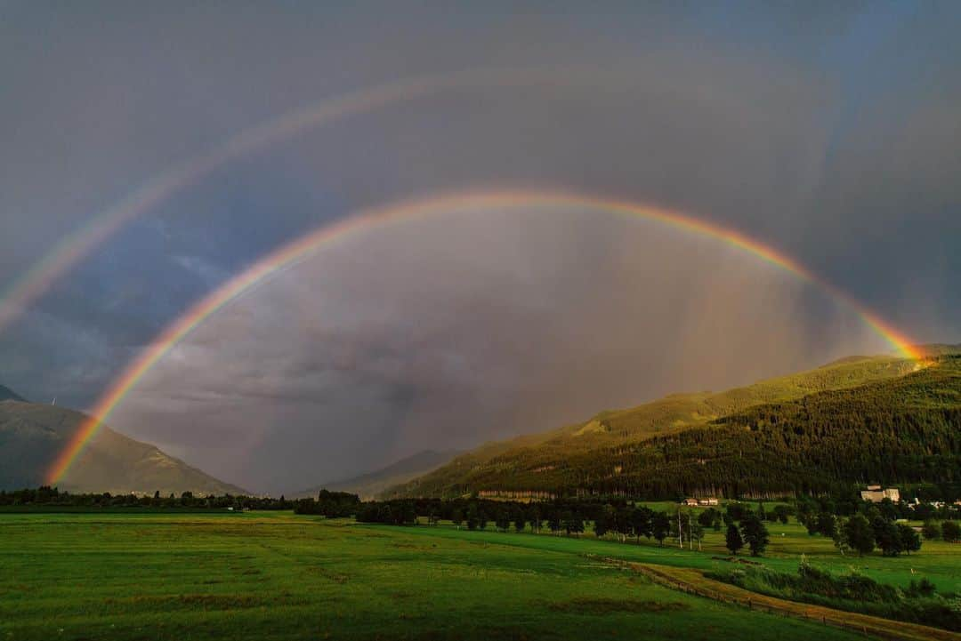 バイエル・レバークーゼンさんのインスタグラム写真 - (バイエル・レバークーゼンInstagram)「🎵 At the end of a rainbow,  You´ll find a pot of gold  At the end of a story,  You´ll find it´s all been told... 🙏 der Bayer is the best club of the world! 😊 #B04inAustria 🇦🇹 - 🏔 Servus Tag 5 @salzburgerland 😍⚫️❤️ #Werkself #Bayer04 #zellamsee」7月19日 15時56分 - bayer04fussball