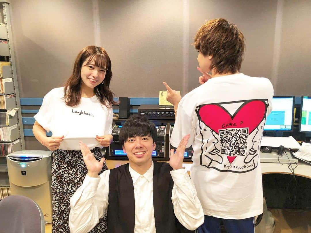 西村真二さんのインスタグラム写真 - (西村真二Instagram)「👚👕 #明日の単独で販売します #ゆったんがSサイズで柊生がMサイズを着てくれてます #是非みなさんも僕らとお揃いにしましょう #その他にサコッシュや鏡も売ってます #19時販売開始です #ラフレクラン  #KYONTEST」7月19日 16時05分 - shinji_nishimura0630