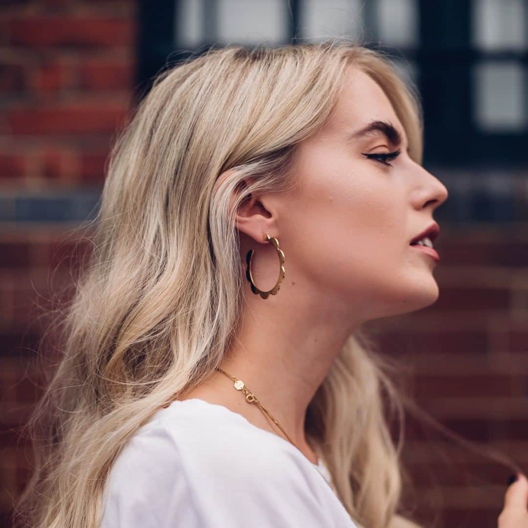 アクセサライズのインスタグラム：「Scallop edges put a pretty twist on these gold-tone metal hoop earrings. Wear by day or night for an instant hit of shine. 🔍7859178100 📷@styledwithsallie  Tap the link in the bio to shop now.  #Accessorize #Accessorizer」