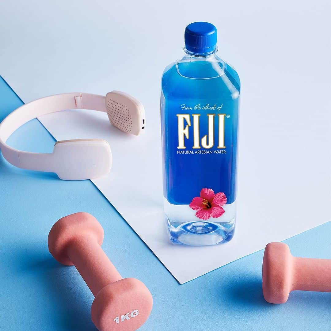 FIJIWaterJapanさんのインスタグラム写真 - (FIJIWaterJapanInstagram)「プールに行く前に、体のトレーニング👯‍♀️ #fijiwater #フィジーウォーター 　#プール #トレー二ング #summer #水分補給 #ミネラルウォーター #lifewithfijiwater #earthsfinest #water」7月19日 16時03分 - icelandicglacialjp