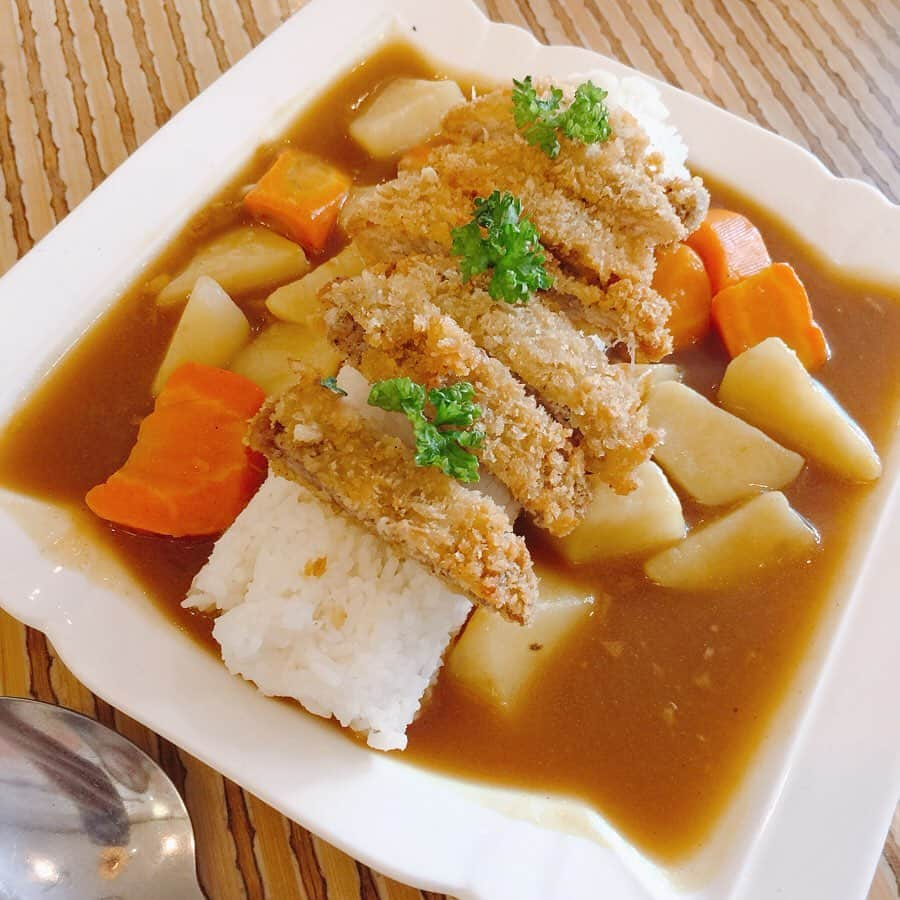 石井あみさんのインスタグラム写真 - (石井あみInstagram)「今まで食べたなかで、 一番不味いカレーだそうです。  カレーって、不味くなるんだね。 おそらくこれ、ルーをお湯で溶いたものを最後に入れたのかな。 野菜も半ナマ。 サッラサラ、しゃっばしゃば。  なんとワッフルも、不味い。  タピオカミルクティーメインのお店だからいいか、 と思いきや、それもそんなに美味しくないのです。 よくオープンしたなぁ… みんなの意見聞きたいです。。 #cafe ◇─◇─◇─◇─◇─◇─◇─◇─◇─◇─◇─◇─◇─◇─◇ ［CEBUYOLO〜you only live once〜］ http://www.cebuyolo.com セブ島留学をサポートさせて頂いています。 無料相談はDM、メールにてお待ちしております✰ #cebu#セブ#cebuyolo#セブ島留学#セブ留学#セブ島親子留学#セブ島母子留学#語学留学#母子留学#親子留学#세부#セブ移住#セブ島移住#セブライフ#cebulife#セブ在住#英語教育#セブ島教育移住#セブ生活#セブ子育て#海外子育て#ママ ◇─◇─◇─◇─◇─◇─◇─◇─◇─◇─◇─◇─◇─◇─◇」7月19日 16時10分 - ami_cebuyolo