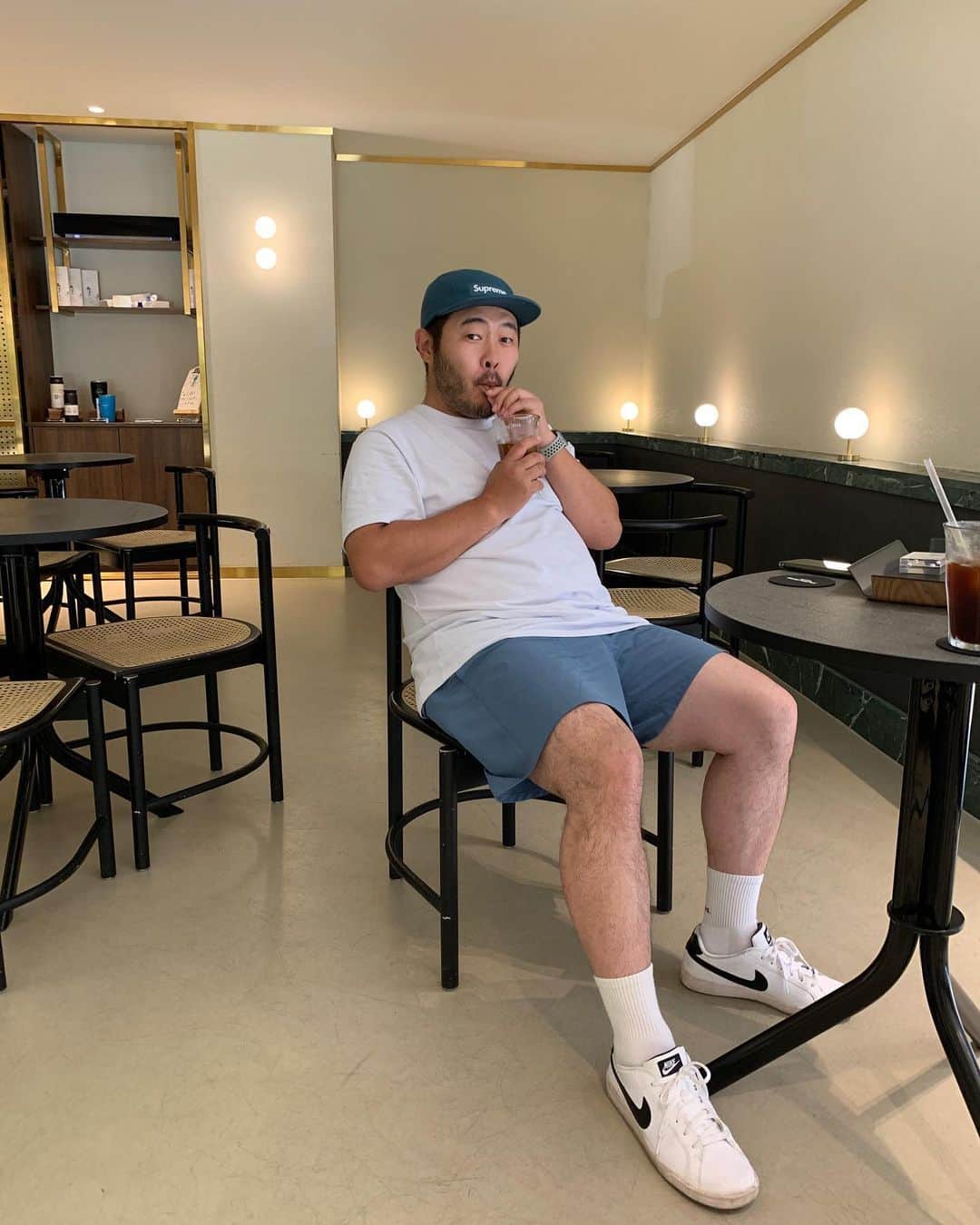 キム・ギバンのインスタグラム：「. 핫팬츠의 계절.. 밥먹기전 아아.. . #키큰남편이길바라는건가 #포토바이희바리」