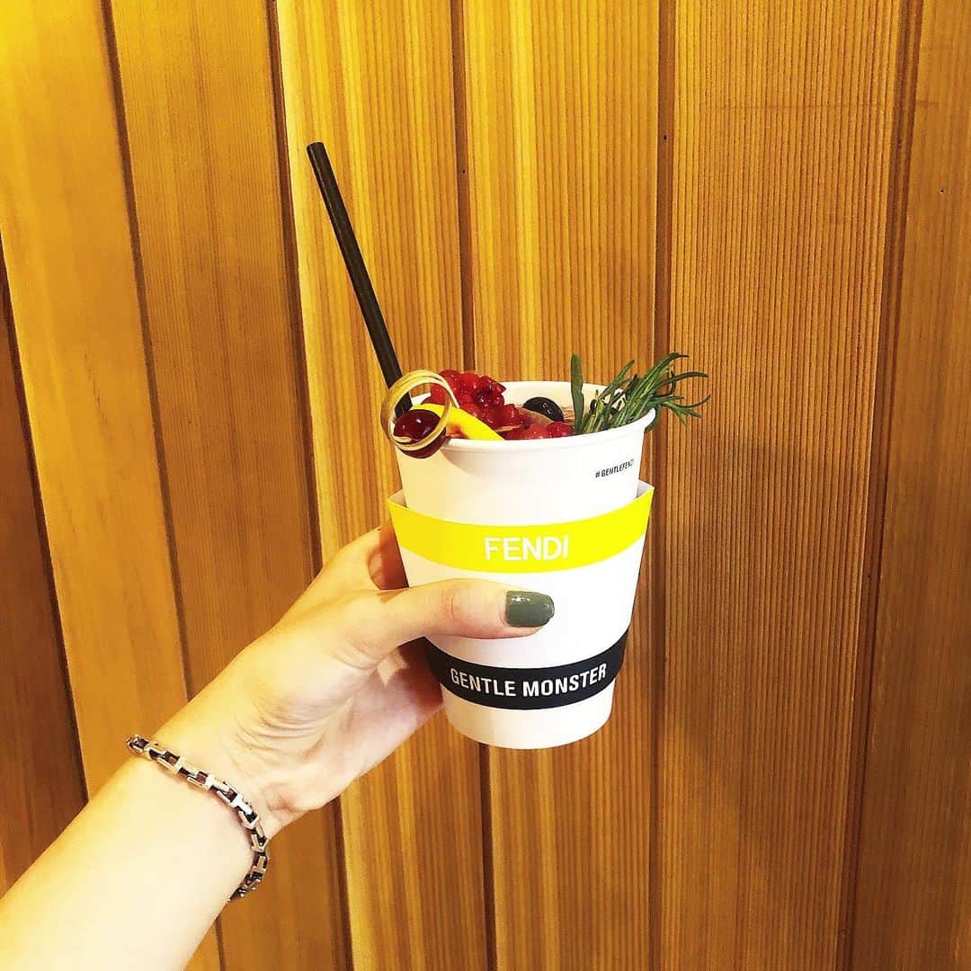 古畑星夏さんのインスタグラム写真 - (古畑星夏Instagram)「⠀ 韓国に遊びにきてるよ~🇰🇷 ここのカフェめっちゃ可愛い❤️ #seoul#cafe#gentlemonster#fendi#カロスキル」7月19日 16時22分 - starandsummer