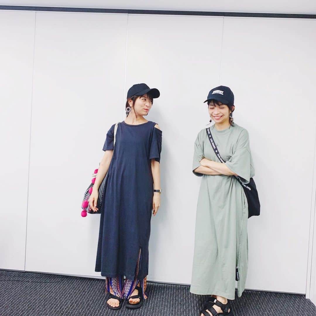 三倉佳奈さんのインスタグラム写真 - (三倉佳奈Instagram)「顔合わせてびっくり、似たよーうな格好。 笑  #Tシャツワンピ  #黒キャップ #スポーツサンダル #ふたごコーデ  #twins #気の合う私たち」7月19日 16時28分 - kana_mikura0223