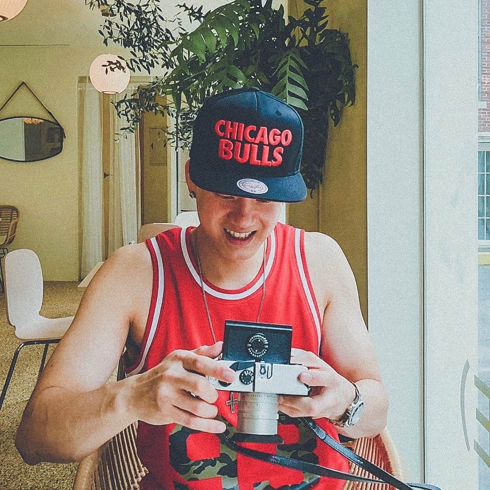 プニエル のインスタグラム：「I guess I was having a lot of fun changing the roll of film for my camera lol  카메라 필름 바꾸는게 그렇게 재미있었나봐요 ㅋㅋㅋㅋ 📸: @ashleybchoi」