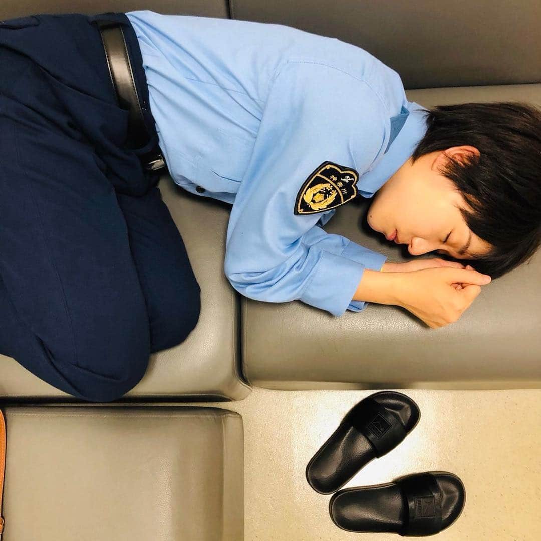 大島優子さんのインスタグラム写真 - (大島優子Instagram)「今日はよく眠れた 睡眠がいちばんの回復薬ですね 現場でも10分、15分でも眠れたら リフレッシュ どこでも寝れちゃうのはもはや必殺技  Photo by 風間教官  Slept well today. Sleep becomes fatigue recovery. Refresh at shooting location by sleeping for 10 min or 15 min. Sleeping anywhere is my special technique😂 Lol  Photo by Kazama T  #教場 #kyojo #ふつうにしてても小さいのに #寝る時もっと小さくなる #specialtechnique」7月19日 16時33分 - yuk00shima