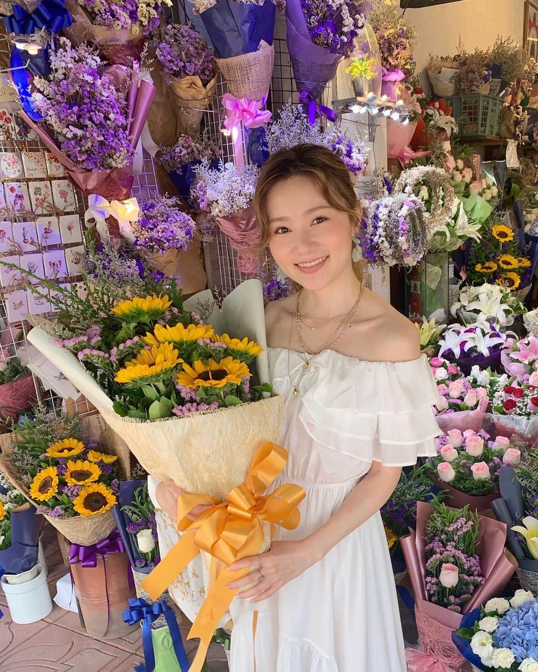 松本未夢さんのインスタグラム写真 - (松本未夢Instagram)「ซื้อดอกไม้ให้ @vlbyvee สำหรับร้านใหม่🌻ยินดีด้วยนะคะ❤️ . . . #มิมุ #ไม่ใช่มุมิ #คนญี่ปุ่น #เที่ยว  #ดอกไม้ #japanesegirl #japanese #mylife  #flower #sunflower #Mimu #cchannel_th #bangkok #thailand  #bangkoklife #creativehappylife #バンコク #バンコク生活 #タイ #お花 #ひまわり #お花だいすき #おしやれさんと繋がりたい #お花マーケット」7月19日 16時33分 - miiimuuu_chan