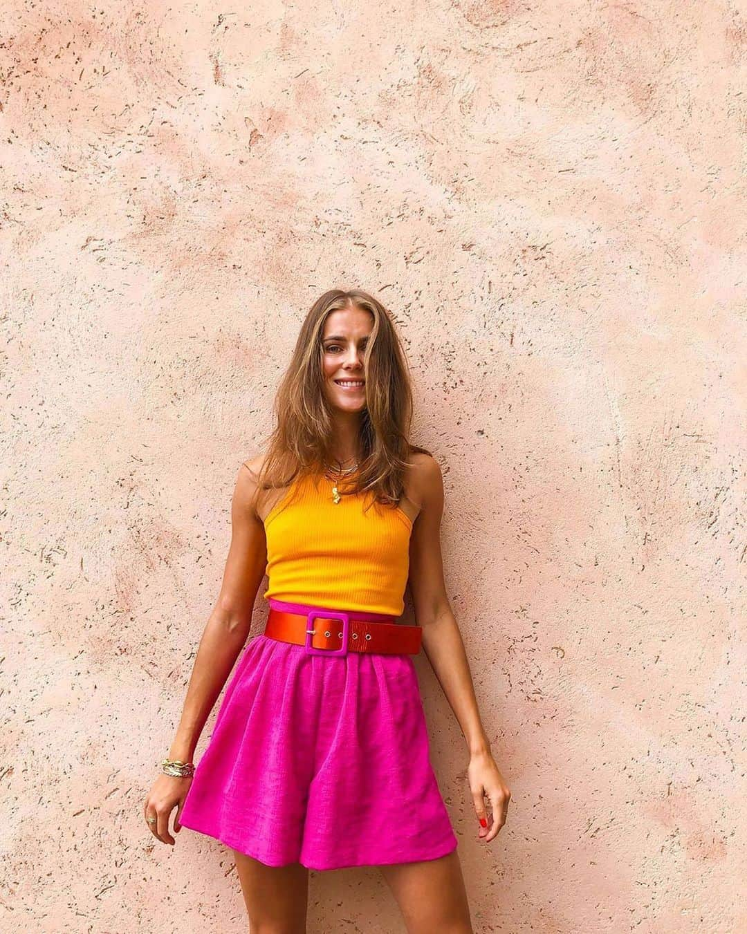 H&Mさんのインスタグラム写真 - (H&MInstagram)「Peachy orange + hot pink? YES. 😍@ninasandbech #HM #HMxME #regram  Tank top: 0764838004」7月19日 16時35分 - hm