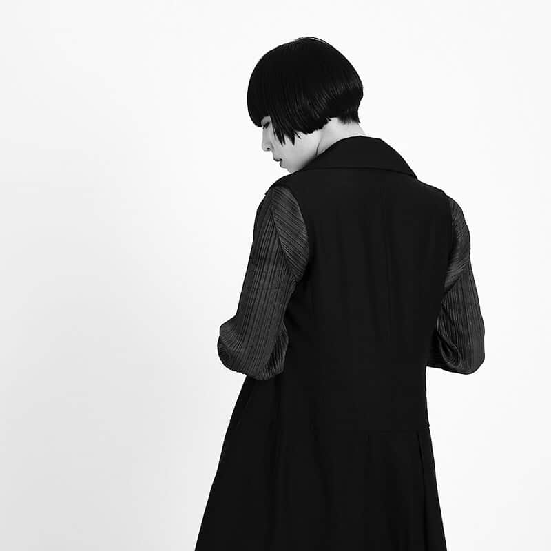 playfulさんのインスタグラム写真 - (playfulInstagram)「【オススメitem☝️】 〈ヨウジヤマモト ファムYohji Yamamoto FEMMEノースリーブレスロングジャケット 黒2〉 (¥48,438) https://www.playful-dc.com/mobile/products/detail57773.html  #followｍe #fashionista #playful#usedclothing #osaka🇯🇵 #instapic#instafollow#instagood#instafashion#ootdfashion #outfit #プレイフル #古着 #お洒落さんと繋がりたい #photoshoot #着画くらぶ  #ジャケット#ヨウジヤマモトファム#yohjiyamamoto#春夏#古着屋さん#夏#切替 #モード」7月19日 16時36分 - playful_dc