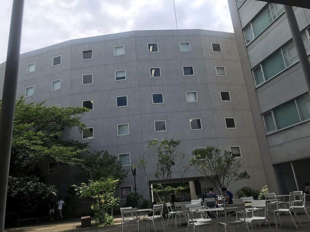 のインスタグラム：「早稲田大学文学部で、沖縄の文化とお笑いに関する講義。300名くらいいたかも。  そういえば戸山キャンパスは初訪問。すんごいキレイだなあ。」