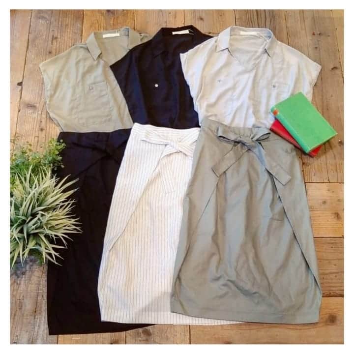 furryrate officialのインスタグラム：「【2019 summer collection】 . ▶tops #スキッパーブラウス No.43587895 オリーブ/ブラック/グレージュ ¥5,292- . ▶skirt #タックリボンスカート No.43620837 カーキ/ホワイト×グレー/ブラック ¥7,452- . . #furryrate #furry #ファーリーレート #ファーリー #ブラウス #スカート #blouse #skirt #シャツ #夏コーデ #夏 #summer #summercollection #fashion #safari #relax #shirt」