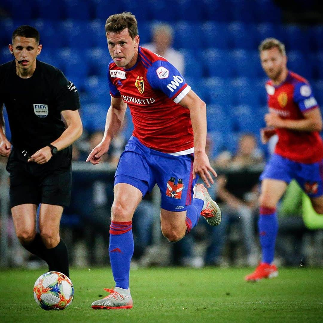 ファビアン・フライのインスタグラム：「#matchday #sionfcb #endlichgohtslos #zämmestark 🔴🔵 @fcbasel1893」