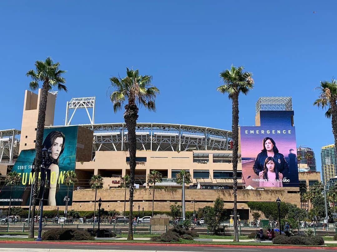 アメリカン・ブロードキャスティング・カンパニーのインスタグラム：「It’s a beautiful day in San Diego.☀️🌴 @stumptownabc @emergenceabc #SDCC #SDCC2019 #ABCxSDCC」