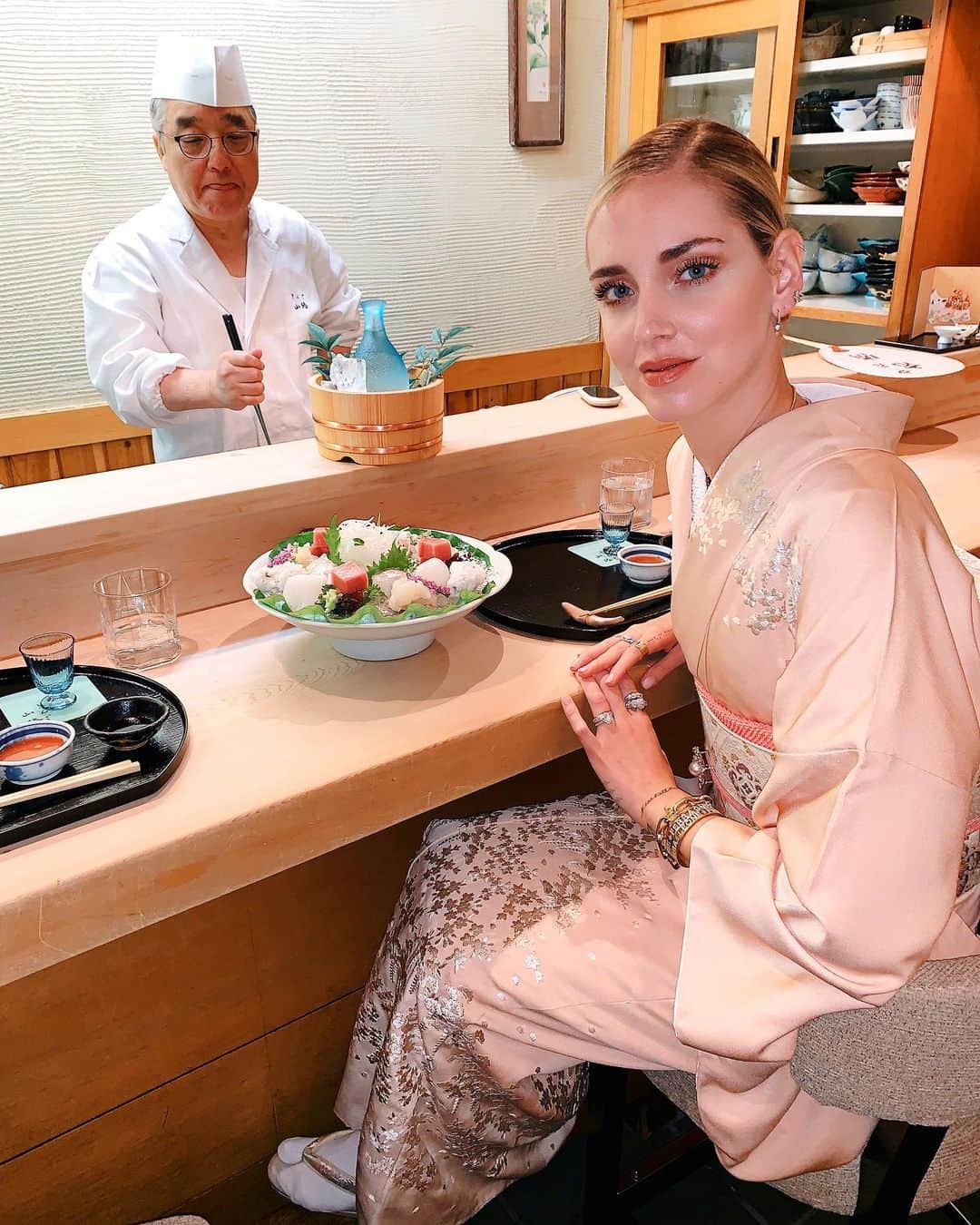 キアラ・フェラーニさんのインスタグラム写真 - (キアラ・フェラーニInstagram)「Spending the day with @hatago_travel discovering hidden gems in Tokyo like this amazing restaurant, Ginza Yamaji, and doing it all while wearing a traditional kimono 👘#hatagotravel #ginzayamaji #advertising」7月19日 16時52分 - chiaraferragni