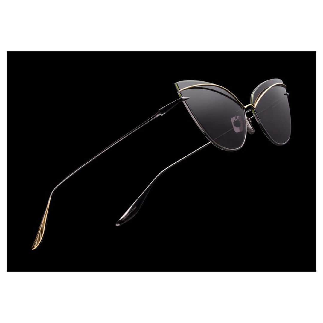 ディタのインスタグラム：「A reverse semi-rimless frame, the #DITA Interweaver features a floating one-piece bridge and brow detail that embodies a future facing vision of chic, reductionist eyewear. #DITAeyewear #DITAsunglasses」