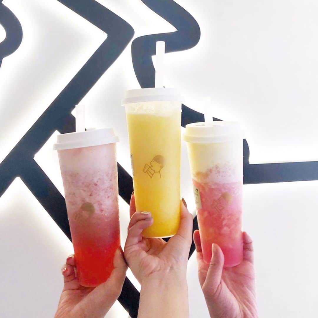 のインスタグラム：「*﻿ 香港旅行記③「タピオカ＆チーズフルーツティー」🇭🇰﻿ ﻿ ﻿ 台湾から流行しはじめたタピオカですが﻿ 日本より先に香港に流行りがまわっています👀💓﻿ ﻿ 台湾や香港ではタピオカブームを通り越して﻿ チーズティーやフルーツティーが人気なんだとか🍑﻿🧀 ﻿ ﻿ 本場のタピオカ＆話題のチーズフルーツティーを飲んできました🥤 ﻿ ▼チーズフルーツティー「#HYATEA」(画像1〜4枚目)﻿ 人気ドリンクショップ。大行列でお客さんがいっぱいなことに加えて、店員さんの数もずらっと並んでドリンクを作っていて異様な光景でした。あれだけの人数で準備していても、注文してから電光掲示板で表示されて受け取るまでに20分位は並びました。﻿ チーズフルーツティー？というフレッシュフルーツジュースの上に甘じょっぱいチーズがのったドリンク。甘党じゃない私にはちょっと甘すぎましたがはじめての体験でした🍑🧀﻿ カップの作りがしっかりしていて、ロゴも可愛くて、何より飲み口がストローでフルーツジュースを吸う用と、チーズをカップの口から飲める用で二つに分かれていて、途中で味を変えられるのはすごいと思いました👀🥤﻿ ﻿ ﻿ ▼タピオカ「#幸福堂」「#tigersuger」(画像5〜7枚目)﻿ 香港で人気トップ3に入るタピオカ二種類を飲み比べ。どっちも黒糖ミルクティーです。タピオカを目の前で作って(温めて？)くれてカップに注いでくれるので、出来立てのタピオカはモチモチほかほかで不思議な感覚です🥺タピオカの量は日本の三倍くらい入っていてお腹いっぱい大満足でした。(笑)﻿ 尖沙咀で二店舗並んでいるのでどっちもついでに飲めてオススメです✨﻿ ﻿ ﻿ ﻿ ﻿ 日本でタピオカドリンクを飲むと、タピオカが少なくてもっと飲みたい〜という気分になっていましたが🥺﻿ 香港のタピオカは金額が安い上にカップも大きくてタピオカの量も多くて、もういらない〜となかなか飲み終えられないものでした😂﻿ ﻿ ﻿ どっちがいいのかは、難しい…🤔﻿ ﻿ でも、モチモチのタピオカは日本でも飲みたいなぁ💕﻿ ﻿ ﻿ #香港 #香港旅行 #hongkong #香港グルメ #香港タピオカ #タピオカ #タピオカ巡り #タピオカレポ #タピオカレポート #タピ #タピ活 #フルーツティー #チーズティー #チーズフルーツティー #女子旅 #女子旅行 #明治og #ゆる旅 #アジア旅行 #アジア旅行記 #女子海外旅行 #映えスポット #映えタピオカ﻿」