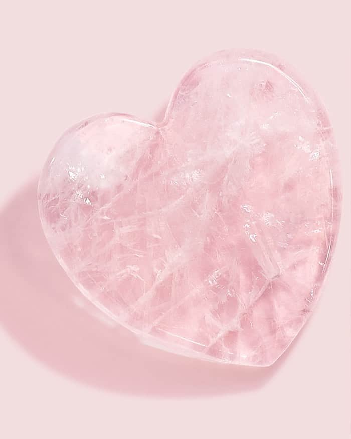 KORA Organicsさんのインスタグラム写真 - (KORA OrganicsInstagram)「As featured in @ParadeMagazine, 💖 the Rose Quartz Heart Facial Sculptor "...contours to the shape of your face, your jawline, and around the eye area. It really stimulates 💖 circulation and plumps the skin, which I really love because, when I wake up, my skin is a little bit puffy and it needs that burst of circulation." @MirandaKerr 💖」7月20日 2時22分 - koraorganics