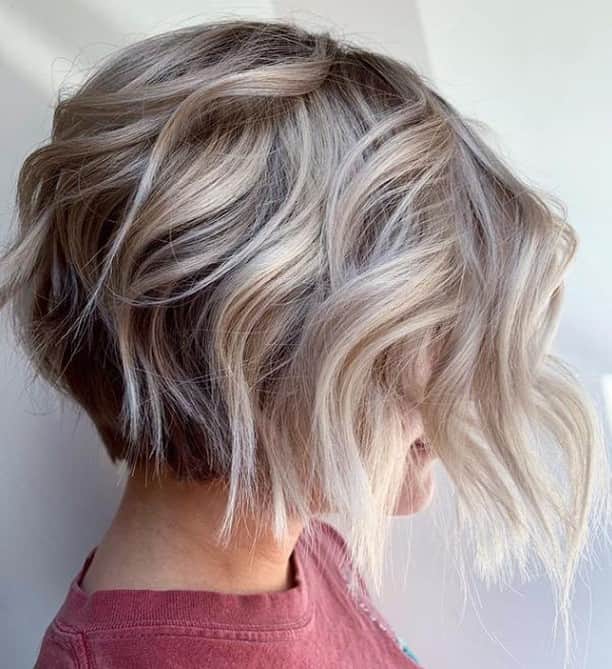 CosmoProf Beautyさんのインスタグラム写真 - (CosmoProf BeautyInstagram)「Don't you just 💗 a Textured Bob?😍⁣ ⁣ "Hannah has naturally curly hair, so when prepping her hair for this look, the blow-dry process was key!🔑 I used the @ghd_northamerica Core Flight Travel Dryer because it packs styling power 💪 and has a light compact design that keeps my arms from getting tired when consistently round brushing.  After perfecting a smooth twisted blowout, I finished with 1 1/4” curling iron and texture spray."⁣ Hair by #CosmoPro @emilyboulinhair⁣ ⁣ Find the #GHD Core Flight Travel Dryer at your local #cosmoprofbeauty where you are #licensedtocreate⁣ ⁣ #repost #ghdhair #texturedbob #blondebob #shorthairstyle #dimensionalblonde #rootedblonde #beachwaves」7月20日 2時25分 - cosmoprofbeauty